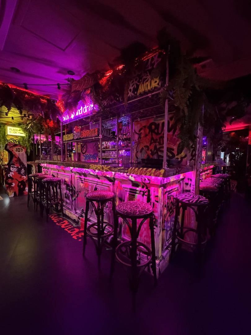 Ruin bar